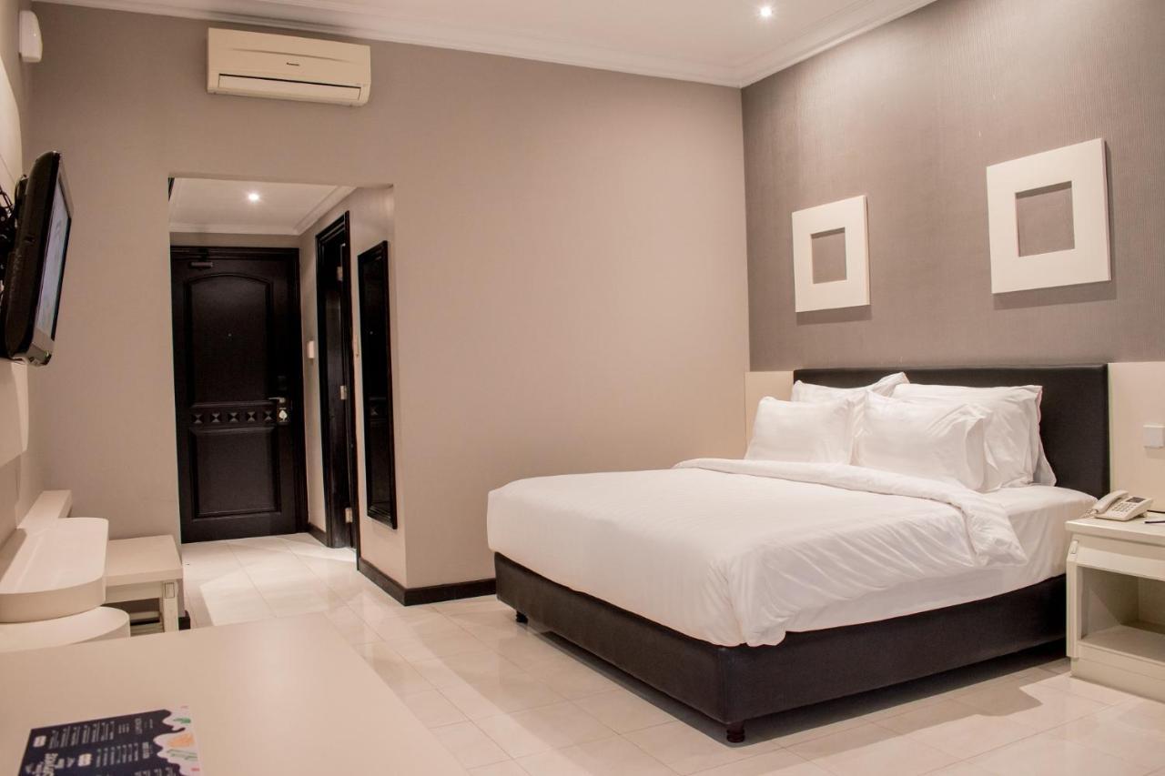 Luminor Hotel Jember By Wh Eksteriør billede